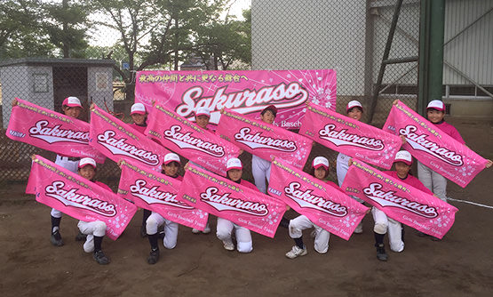 チームカラーのピンクの鮮やかさに「可愛い！」と、女子団員もとても喜んでいます。