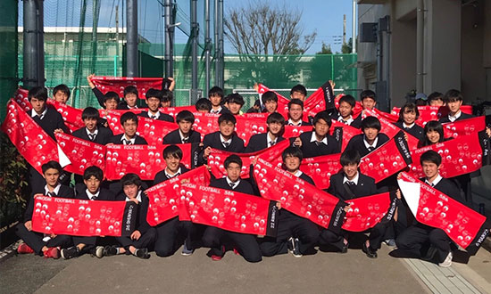 サッカー部員に贈呈したオリジナルスポーツタオル