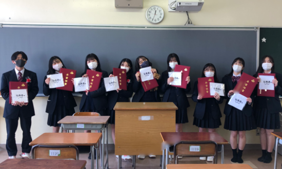 卒業生する先輩に贈呈したオリジナルハンドクロスタオル