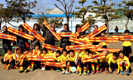 サッカーチームの応援旗代わりにもなるマフラータオル