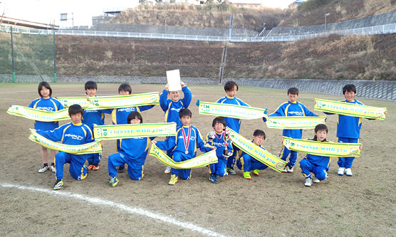 サッカーチームでおそろいのオリジナルマフラータオル