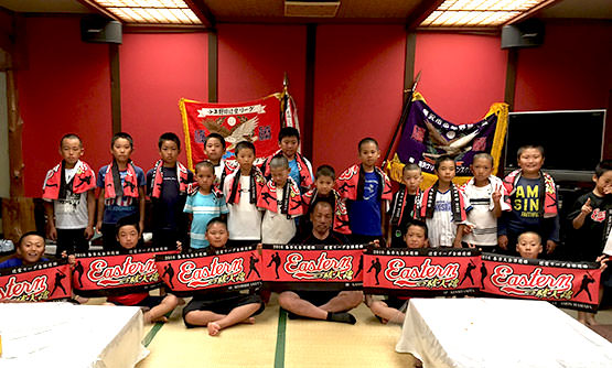 野球合宿の祝勝会で記念品贈呈したオリジナルフェイスタオル